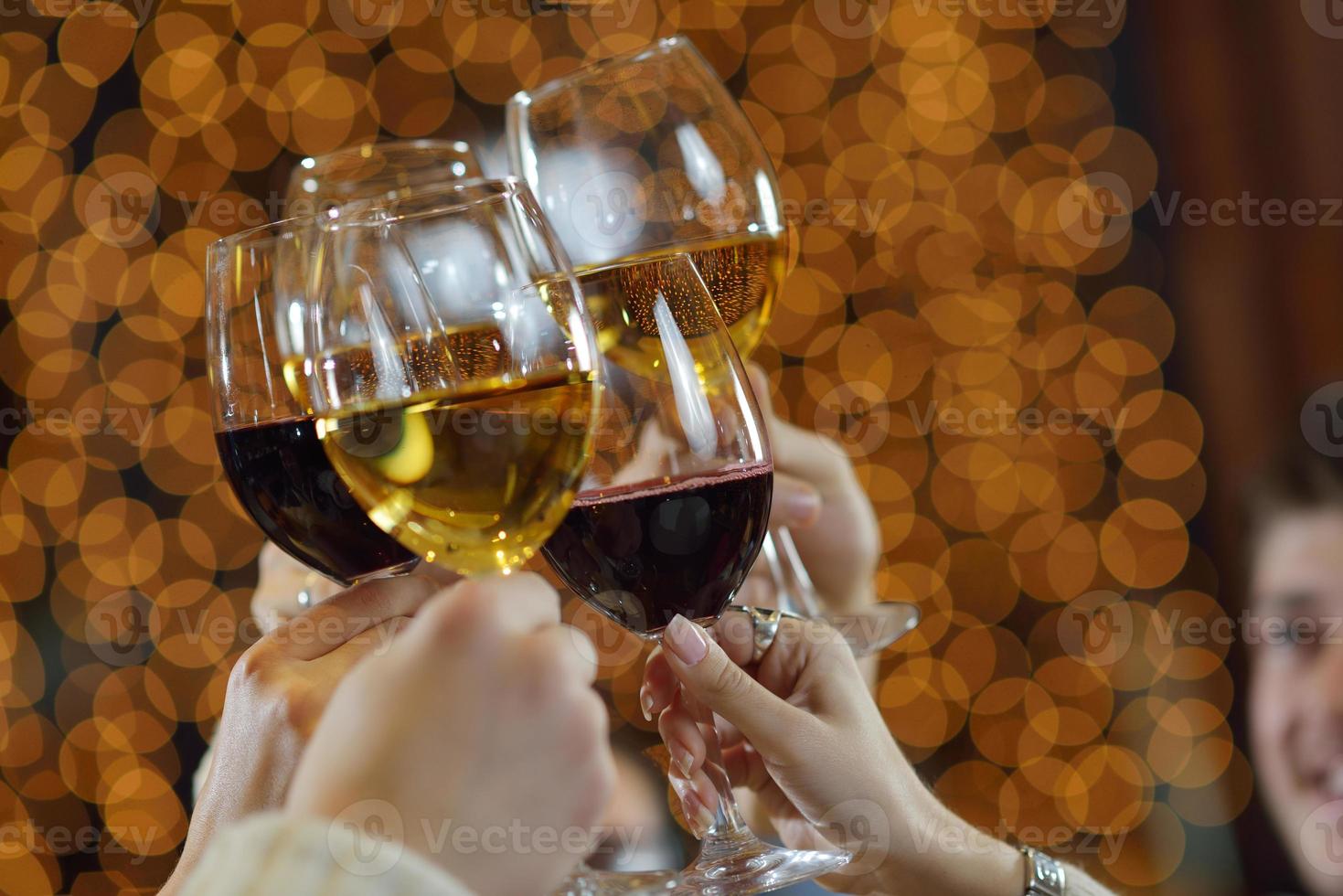 mãos segurando as taças de champanhe e vinho foto