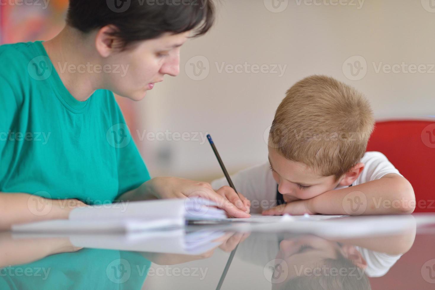 menino fazendo lição de casa foto