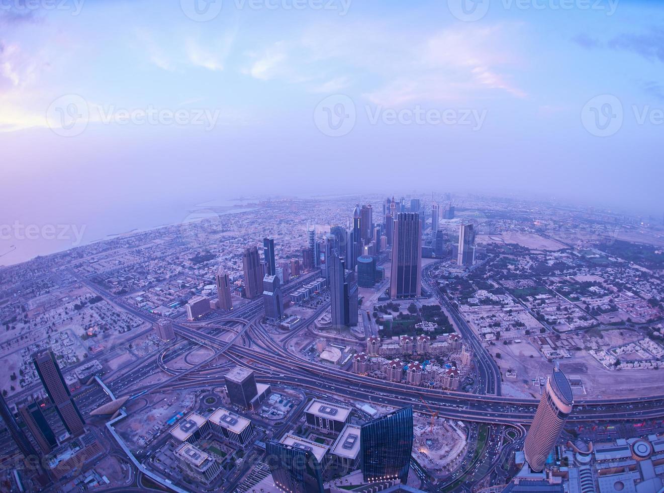 horizonte noturno de dubai foto