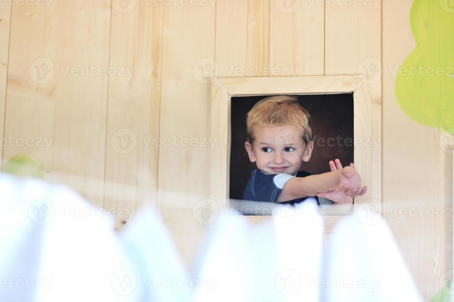 criança feliz em uma janela foto