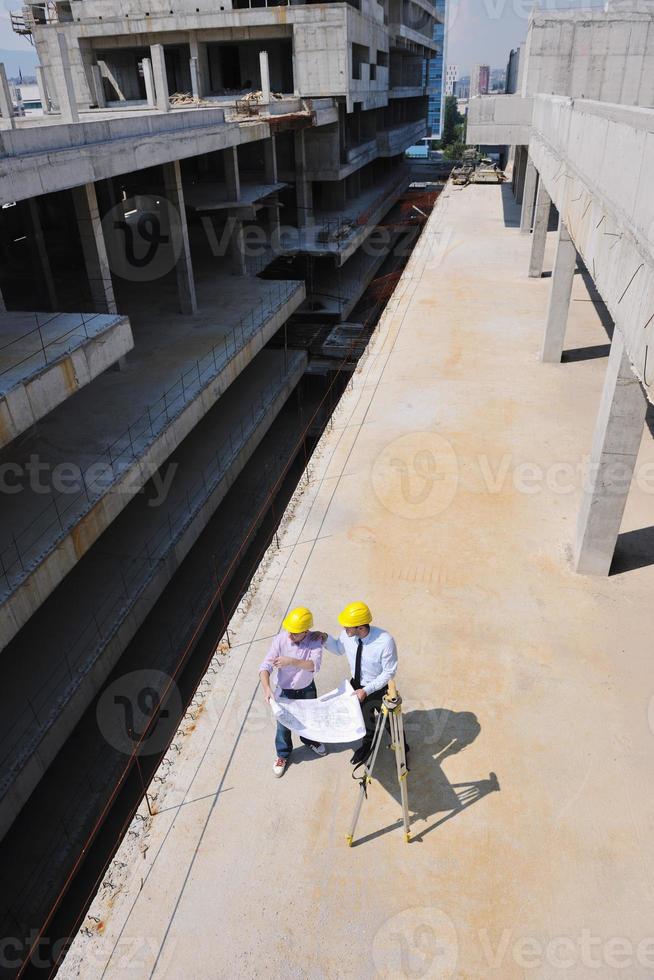 equipe de arquitetos no canteiro de obras foto