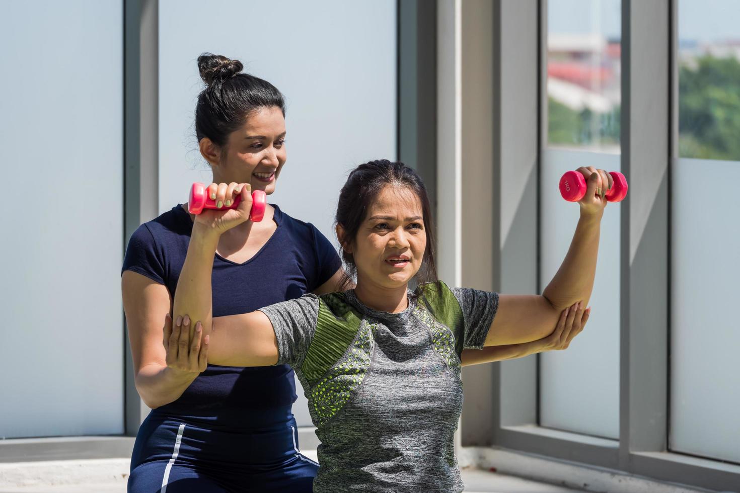 duas mulheres asiáticas fazendo ioga juntas em uma academia. foto