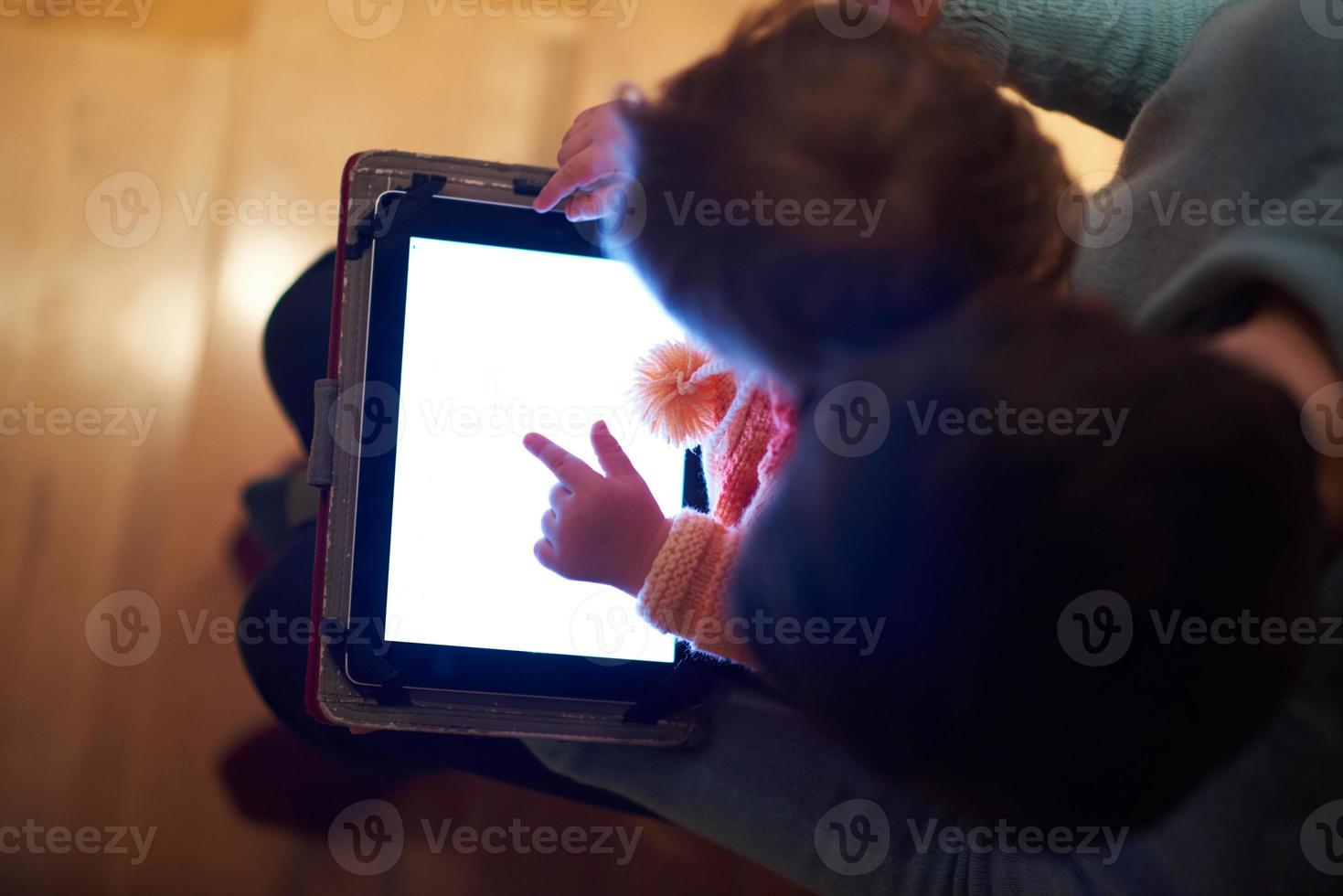 mãe e filho usando tablet foto