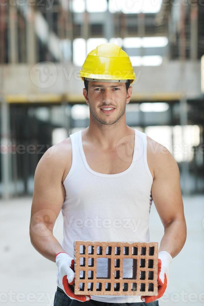 trabalhador duro no canteiro de obras foto