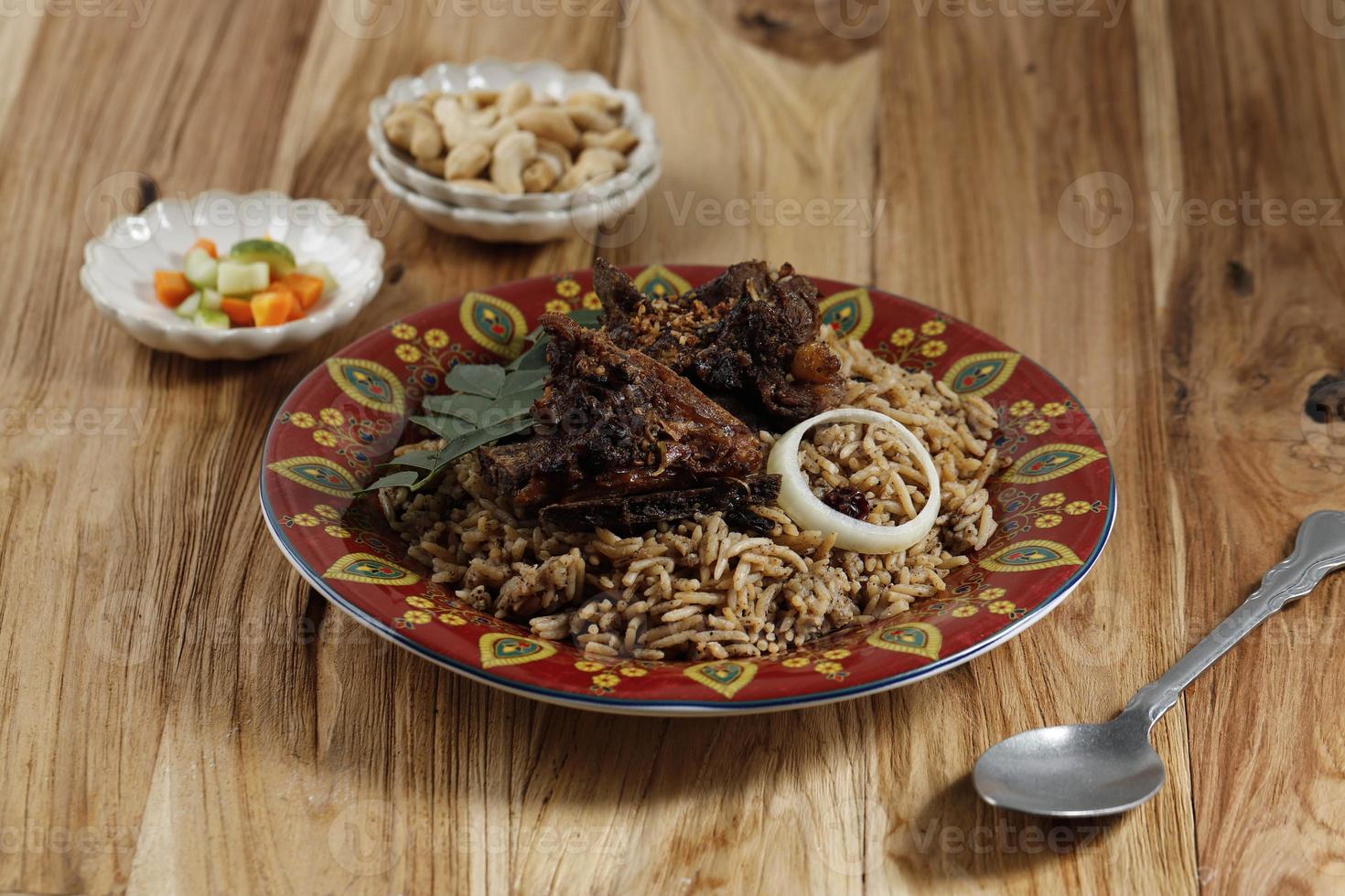 arroz de grão longo cozinhado com especiarias servido com borrego assado por cima foto