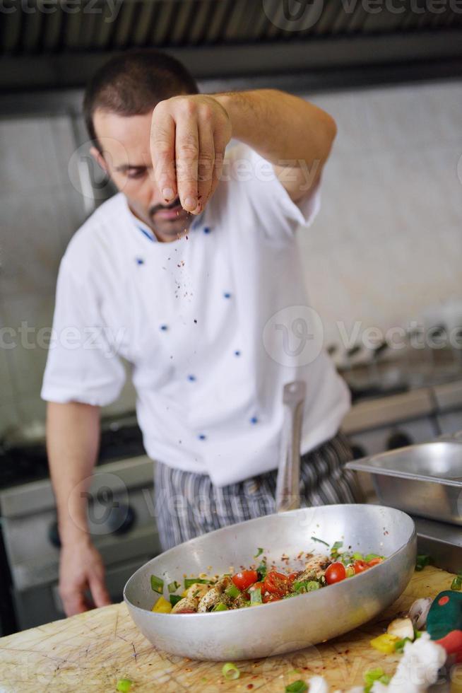 chef preparando comida foto