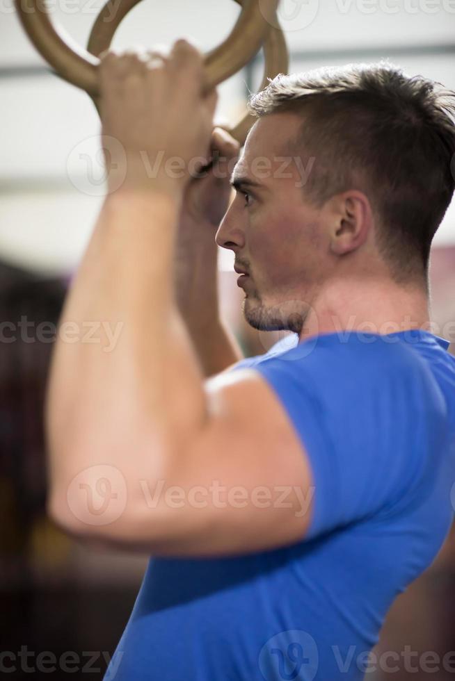 homem fazendo exercício de mergulho foto