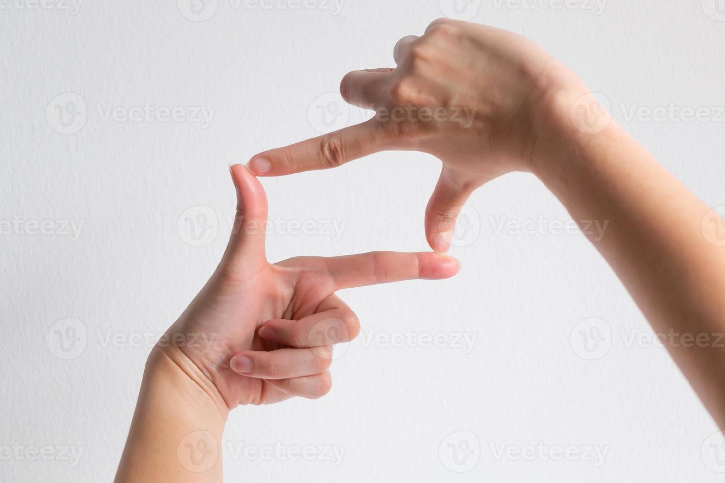 símbolo do quadro da câmera usando o polegar e o dedo indicador das duas mãos. foto