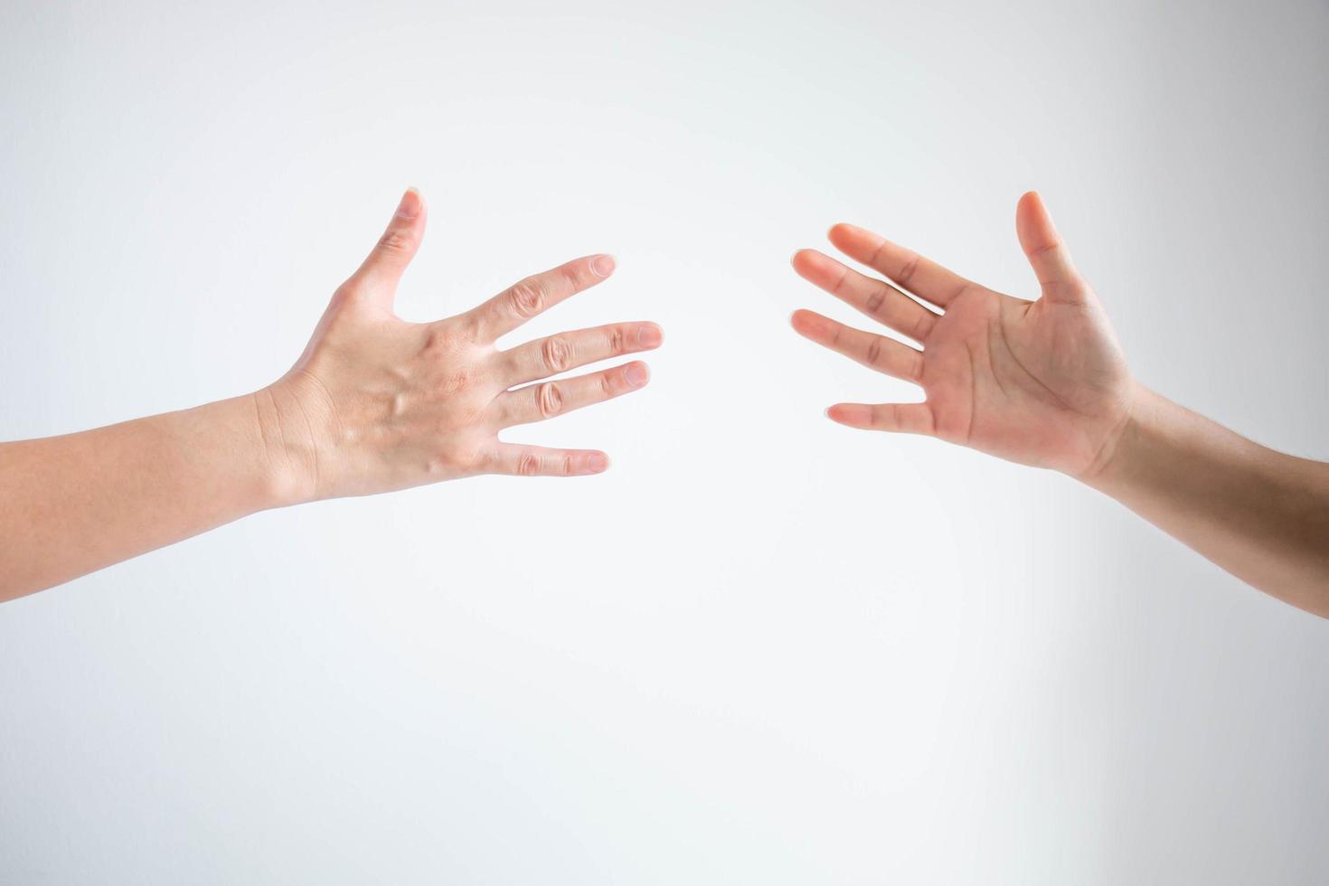 duas pessoas jogando pedra tesoura de papel com ambos os símbolos de papel de postura no fundo branco. foto