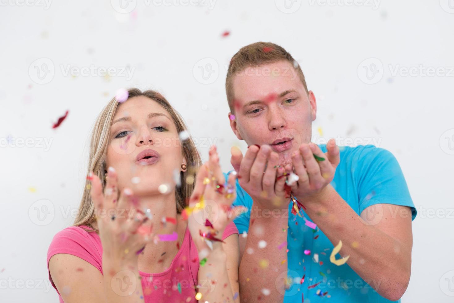 casal jovem romântico comemorando festa com confete foto