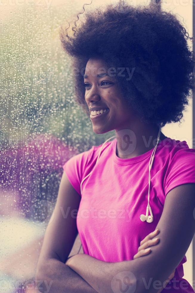 retrato de jovem afro-americana no ginásio enquanto ouve música foto