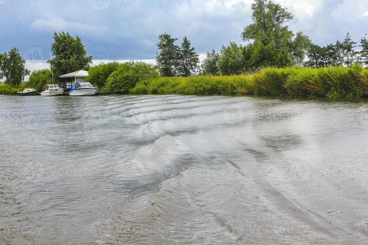 bela paisagem natural panorama cais barco oste rio água alemanha. foto