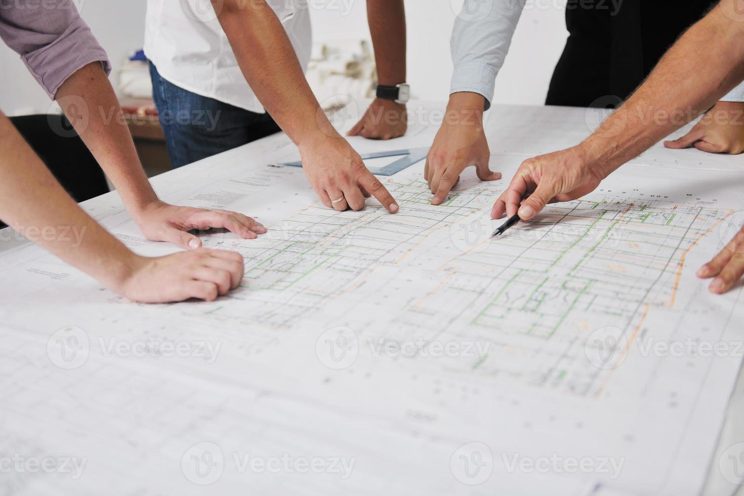 equipe de arquitetos no canteiro de obras foto