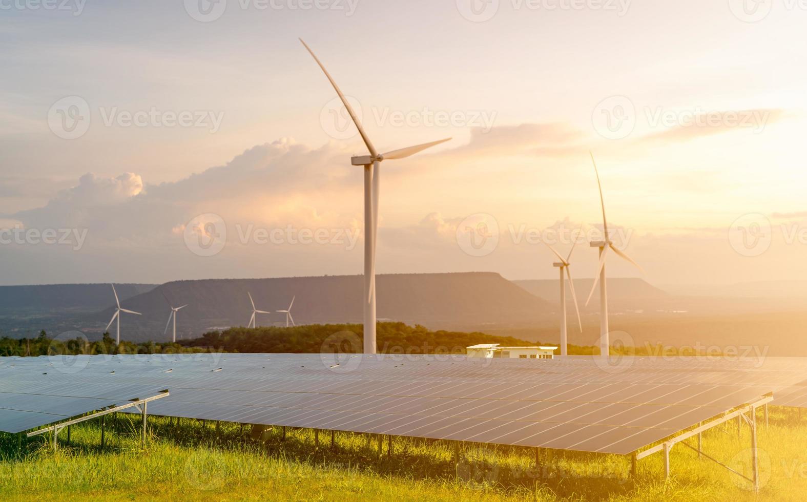 energia Sustentável. fazenda de turbinas solares e eólicas. recursos sustentáveis. solar, energia eólica. energia renovável. desenvolvimento sustentável. painel fotovoltaico. energia verde. fonte de eletricidade alternativa. foto