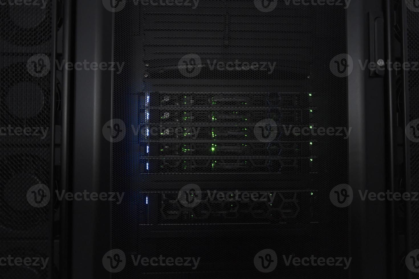 data center com várias linhas de racks de servidor totalmente operacionais. telecomunicações modernas, computação em nuvem, inteligência artificial, banco de dados, conceito de tecnologia de supercomputador. foto