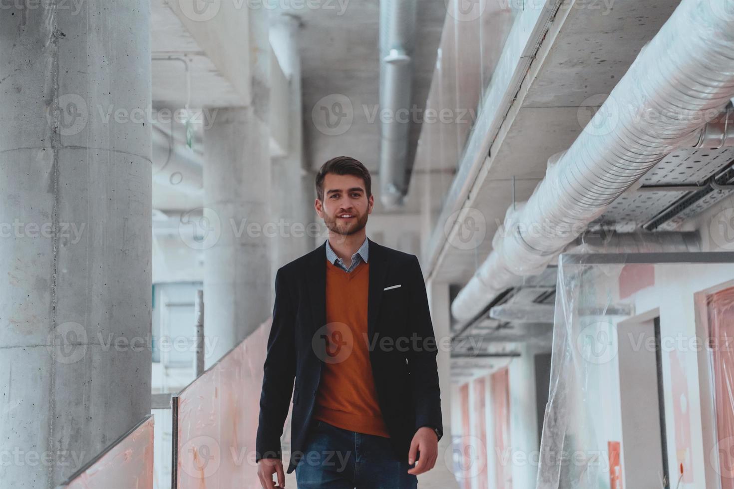 arquiteto ou empresário visitando o canteiro de obras foto