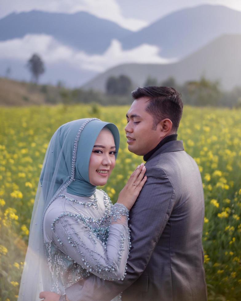 jovem casal indonésio foto