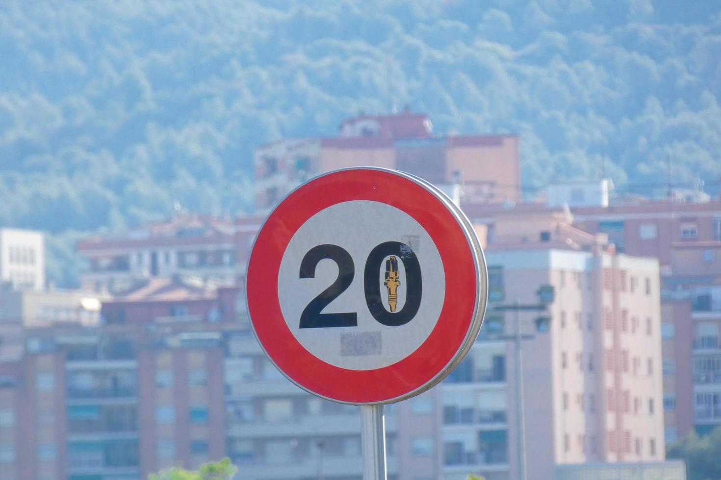 sinal de trânsito limitando a velocidade em uma estrada rural foto