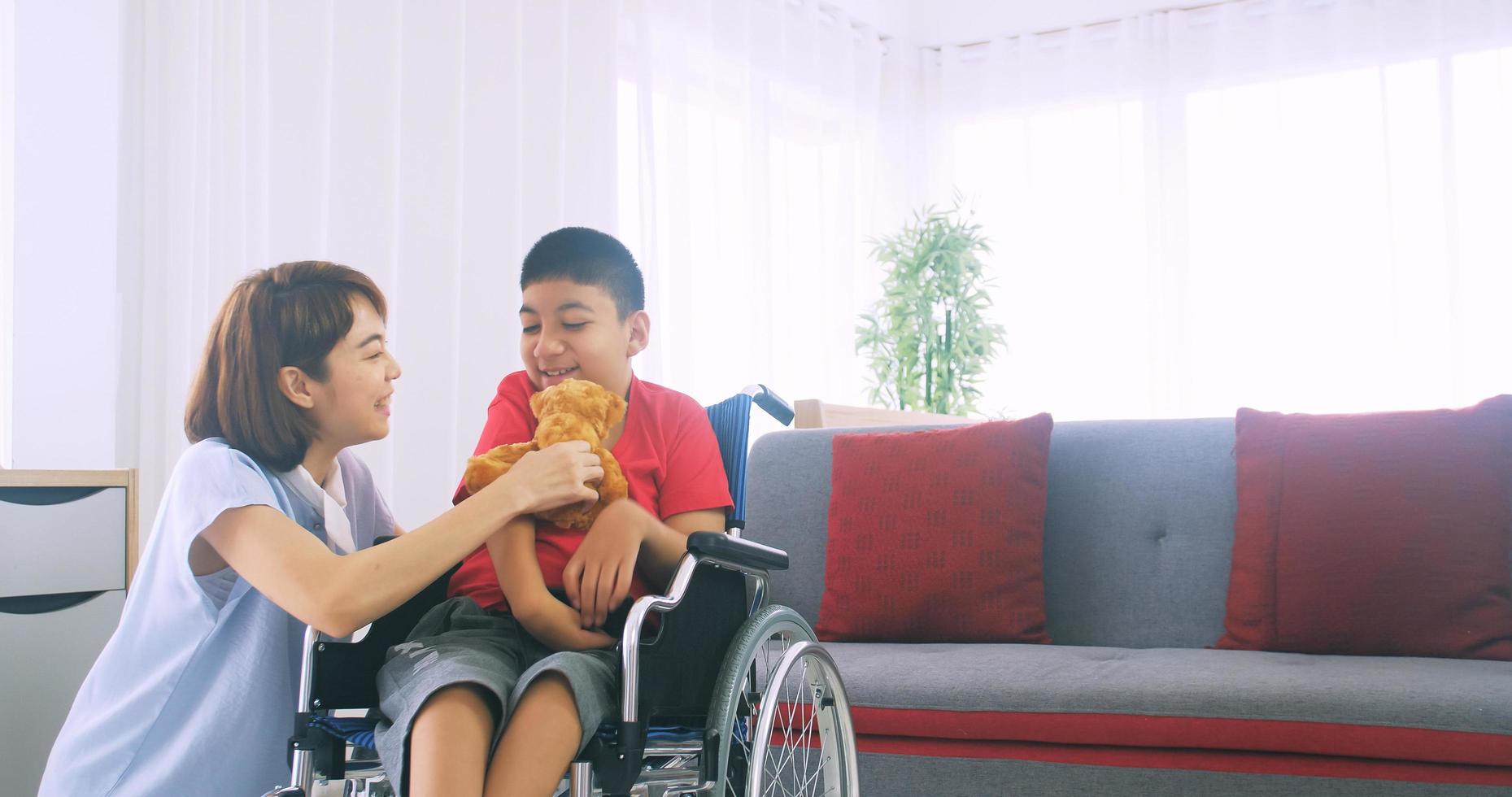 família feliz com mãe e filho com deficiência passando tempo juntos em casa. foto