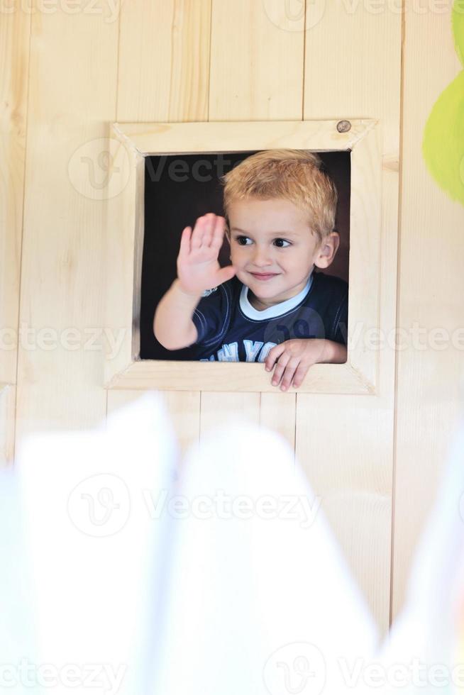 criança feliz em uma janela foto
