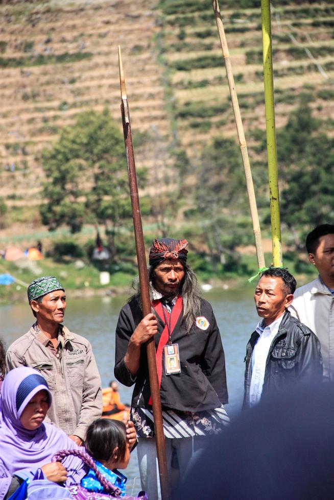 dieng, indonésia - 1 de agosto de 2015. festival de cultura de dieng, turistas seguem a procissão de dreadlocks durante o evento do festival de cultura de dieng em dieng, distrito de banjarnegara, java central foto