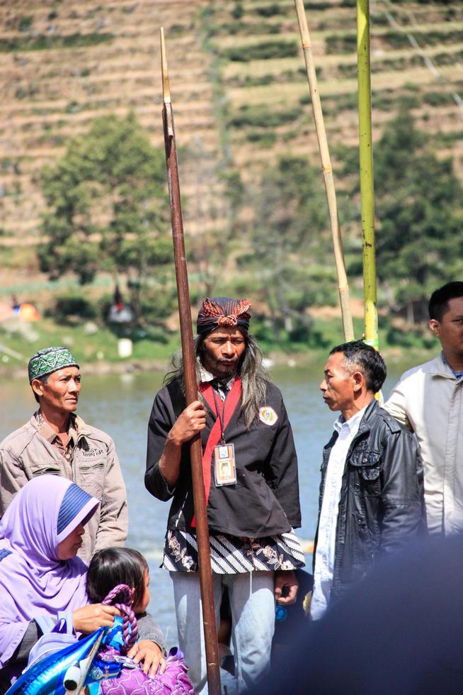 dieng, indonésia - 1 de agosto de 2015. festival de cultura de dieng, turistas seguem a procissão de dreadlocks durante o evento do festival de cultura de dieng em dieng, distrito de banjarnegara, java central foto