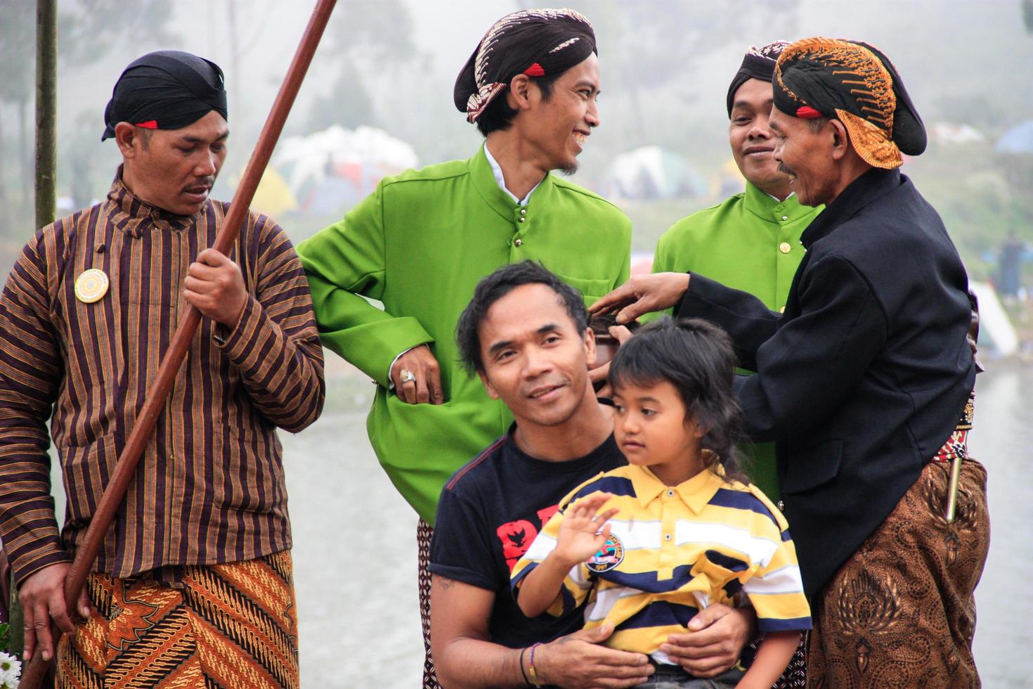 dieng, indonésia - 1 de agosto de 2015. festival de cultura de dieng, turistas seguem a procissão de dreadlocks durante o evento do festival de cultura de dieng em dieng, distrito de banjarnegara, java central foto