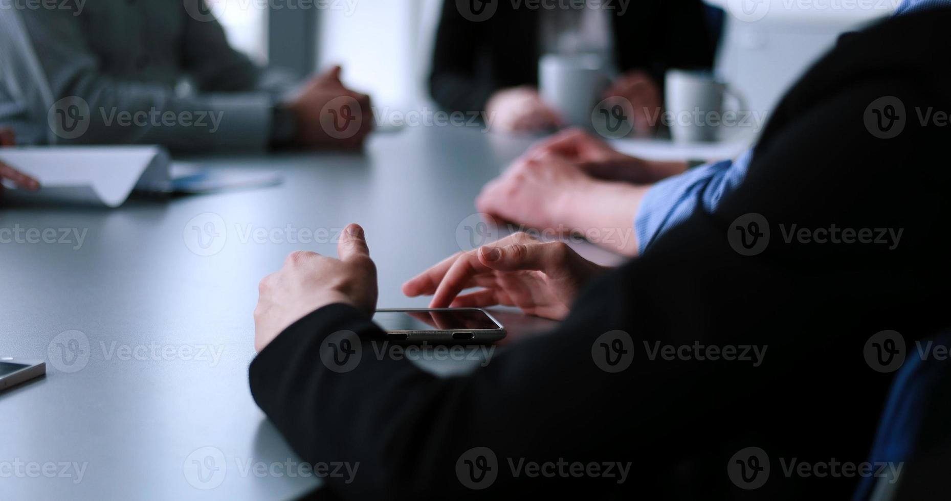 equipe de negócios em uma reunião no prédio de escritórios moderno foto