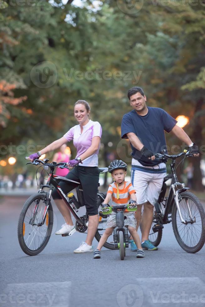 jovem família com bicicletas foto