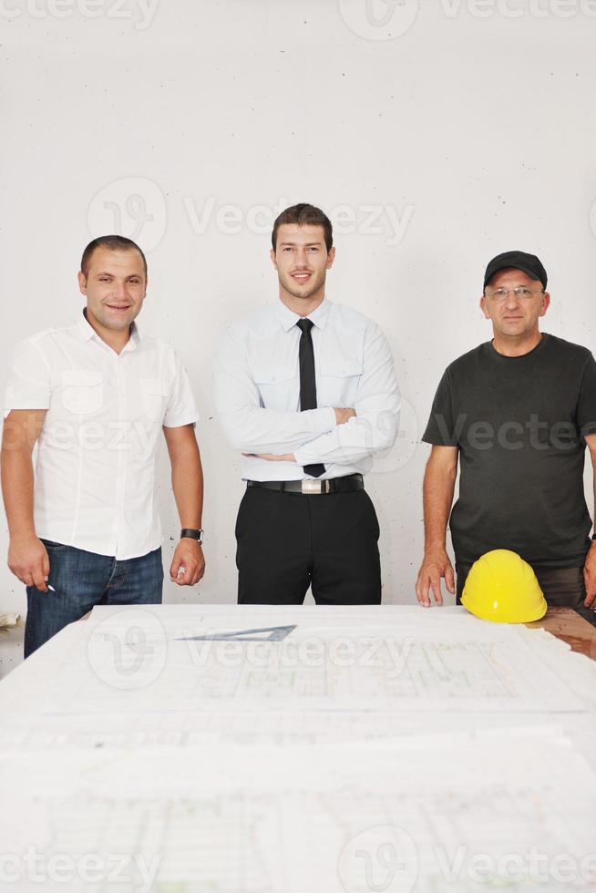 equipe de arquitetos no canteiro de obras foto