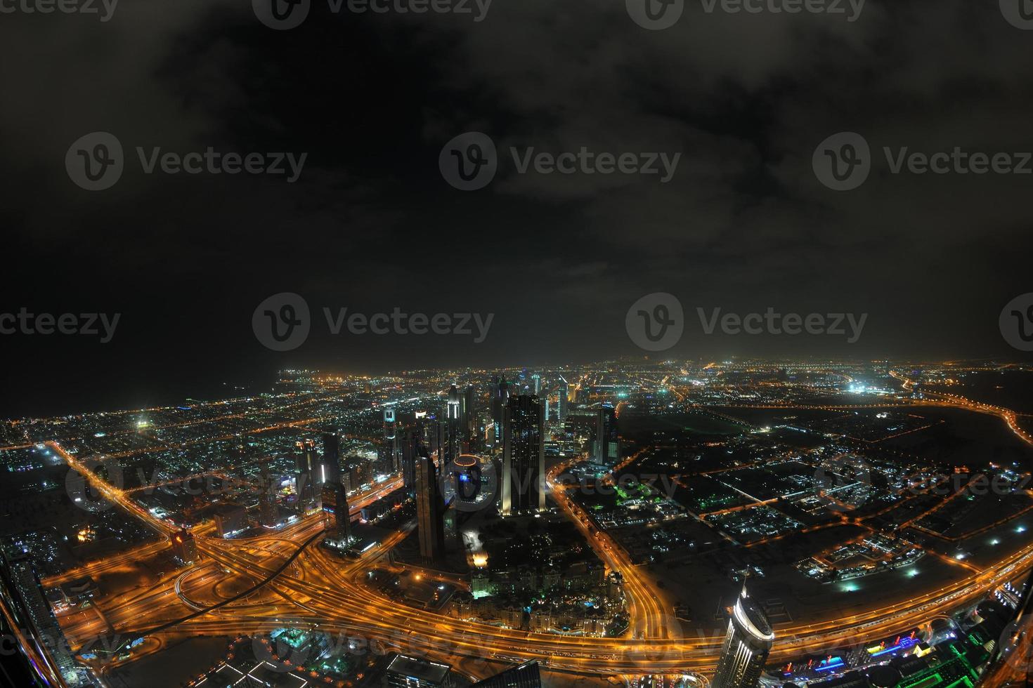 panorama da cidade de dubai no centro da cidade à noite foto