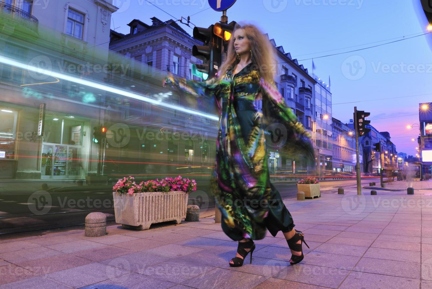 mulher elegante na rua da cidade à noite foto