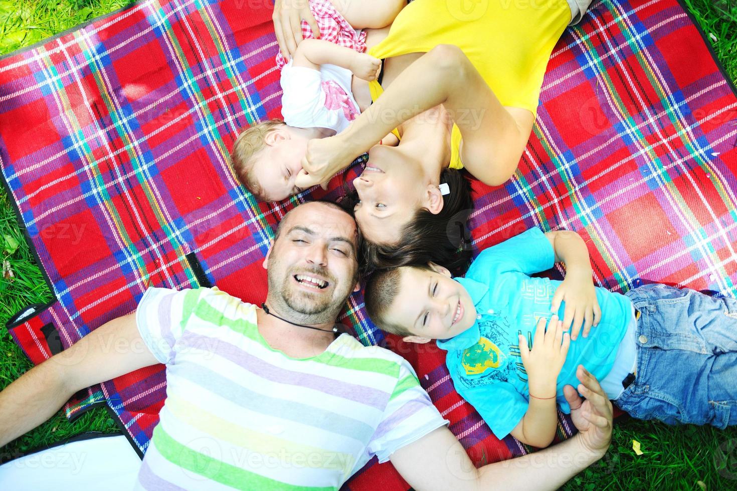 casal jovem feliz com seus filhos se divertir no parque foto