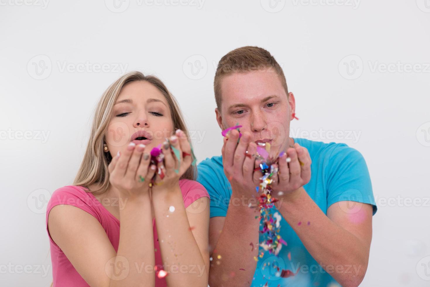 casal jovem romântico comemorando festa com confete foto