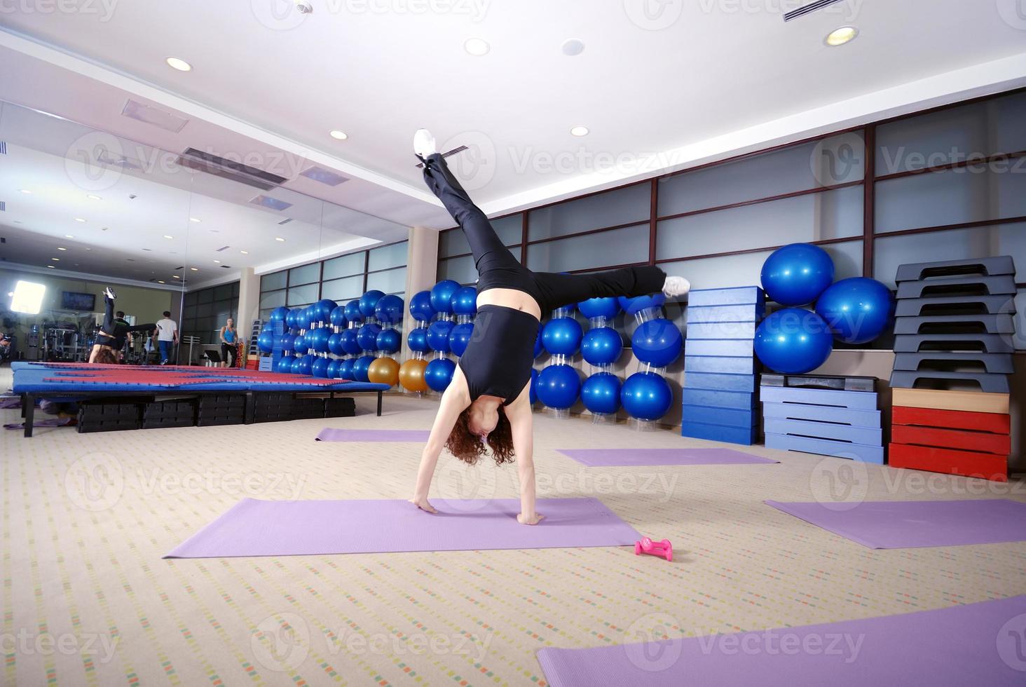 menina bonita se exercitando em um estúdio de fitness foto