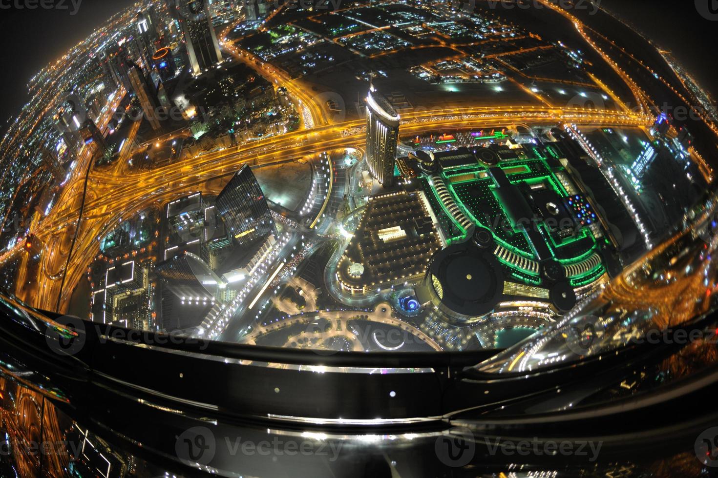 panorama da cidade de dubai no centro da cidade à noite foto