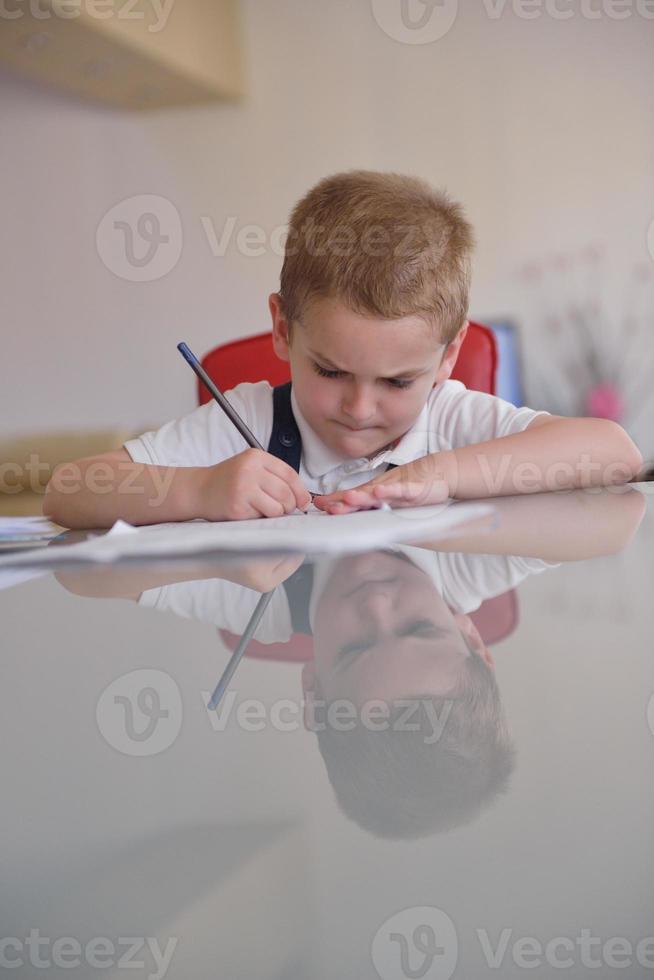 menino fazendo lição de casa foto