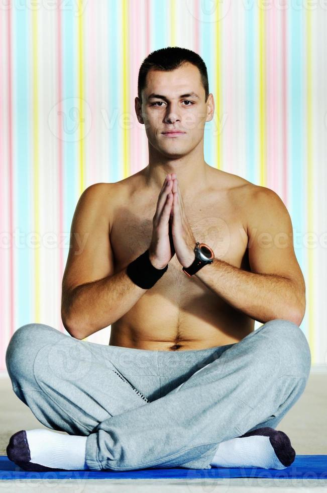 treino de homem de ioga foto