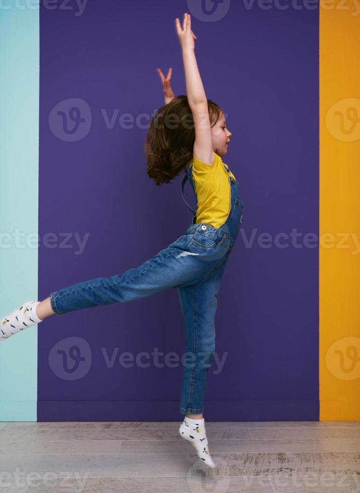 menina bonitinha dançando em casa foto