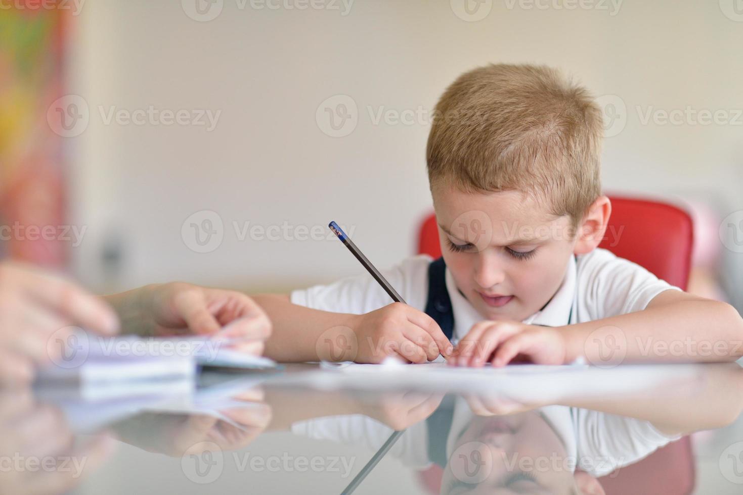 menino fazendo lição de casa foto