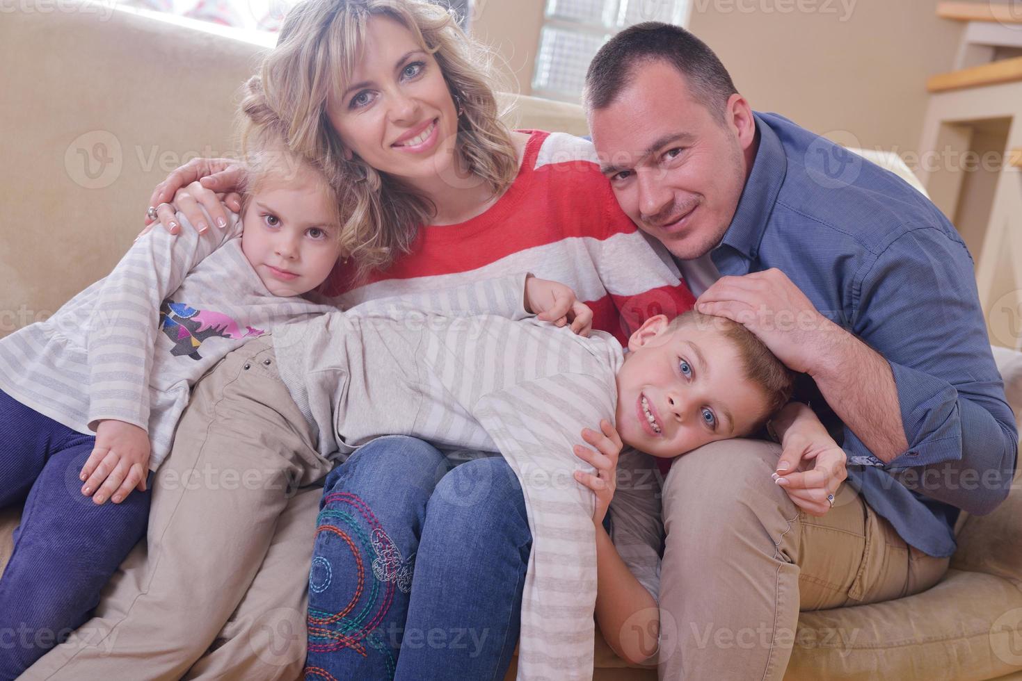 família jovem feliz em casa foto