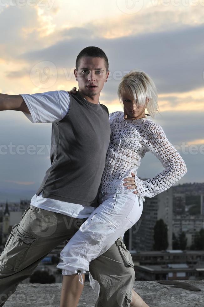 casal urbano romântico dançando em cima do edifício foto