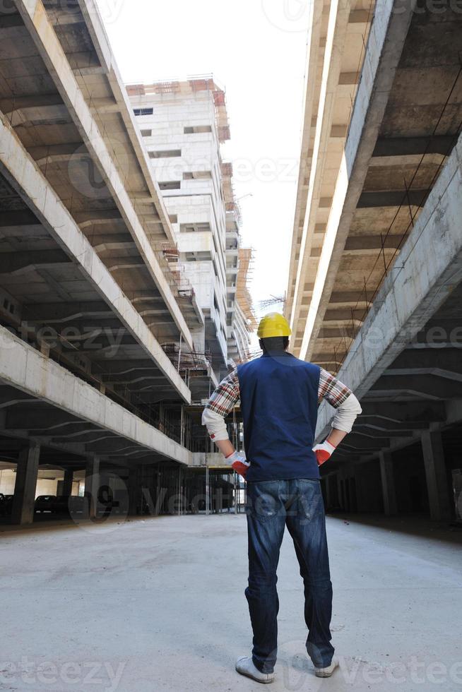 trabalhador duro no canteiro de obras foto