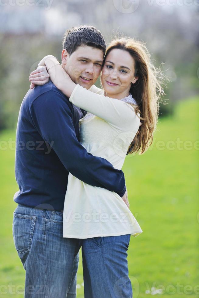 casal feliz ao ar livre foto