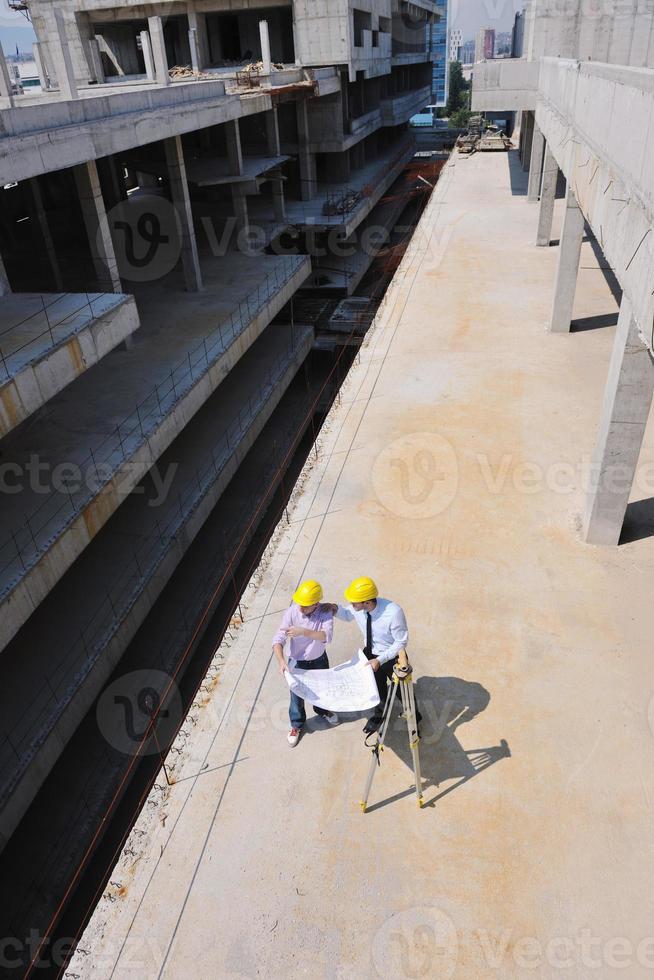 equipe de arquitetos no canteiro de obras foto