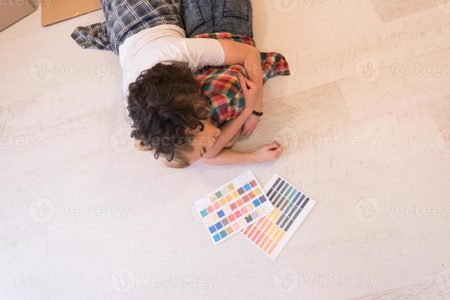 feliz casal jovem relaxante após a pintura foto