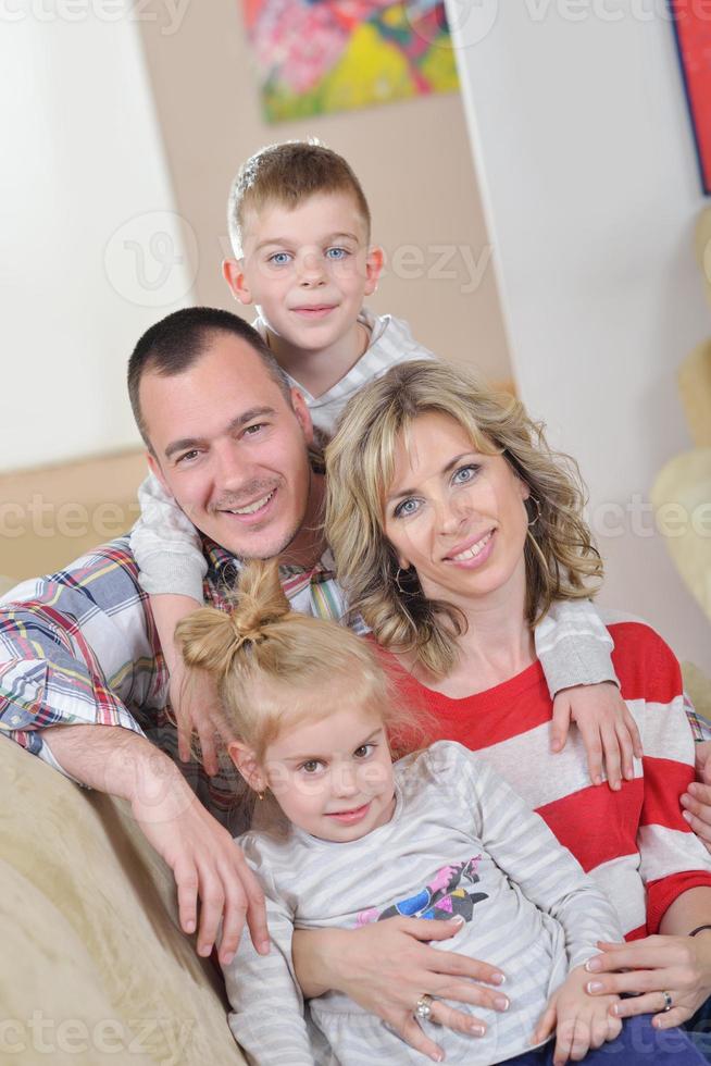 família jovem feliz em casa foto