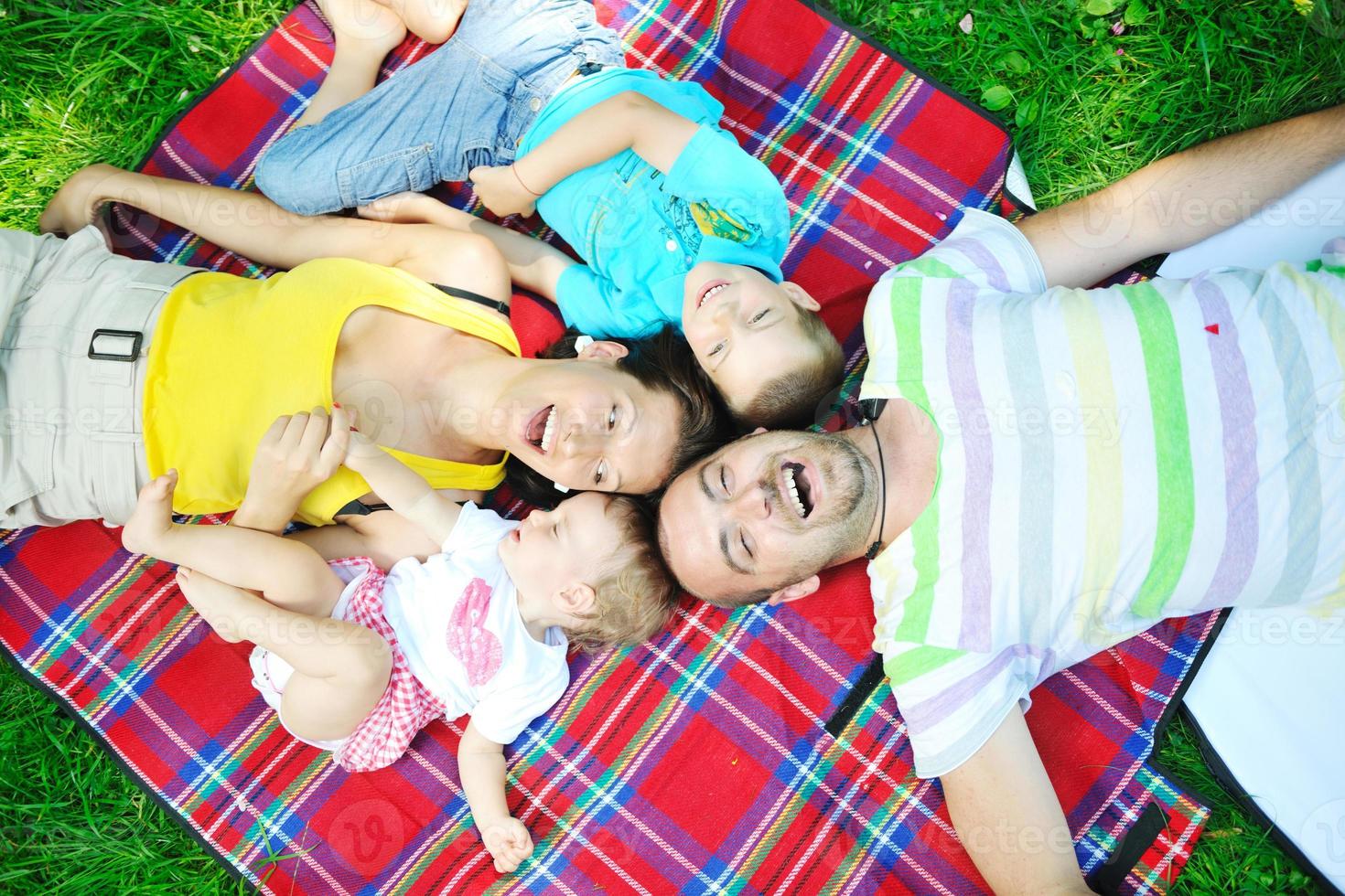 casal jovem feliz com seus filhos se divertir no parque foto