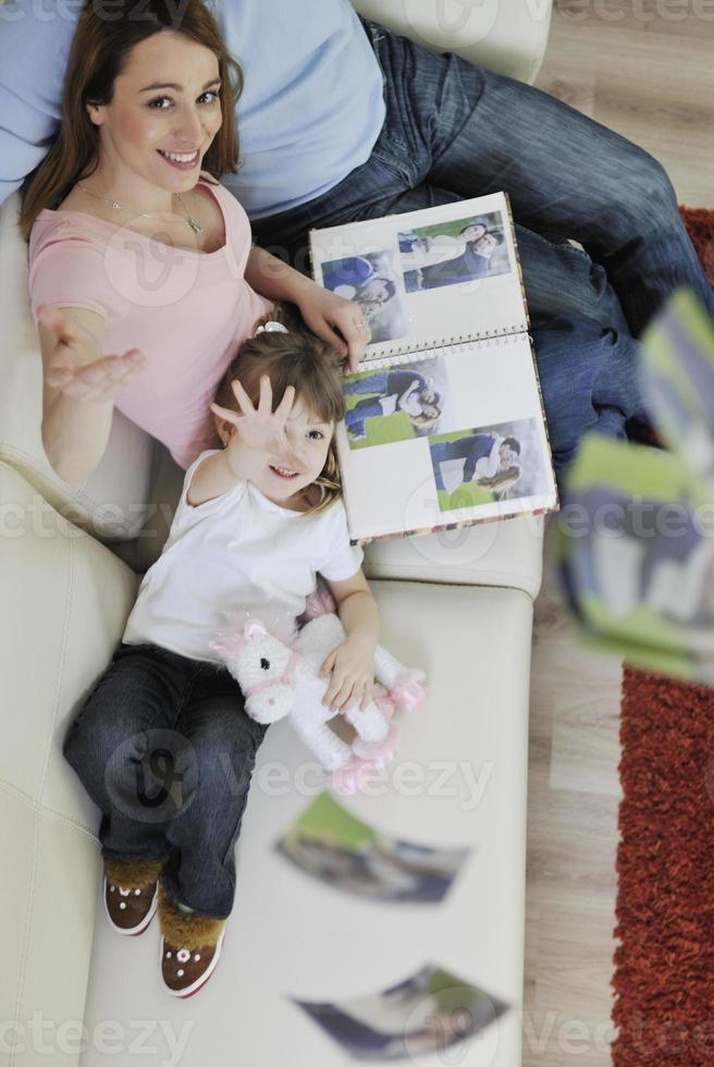família feliz olhando fotos em casa