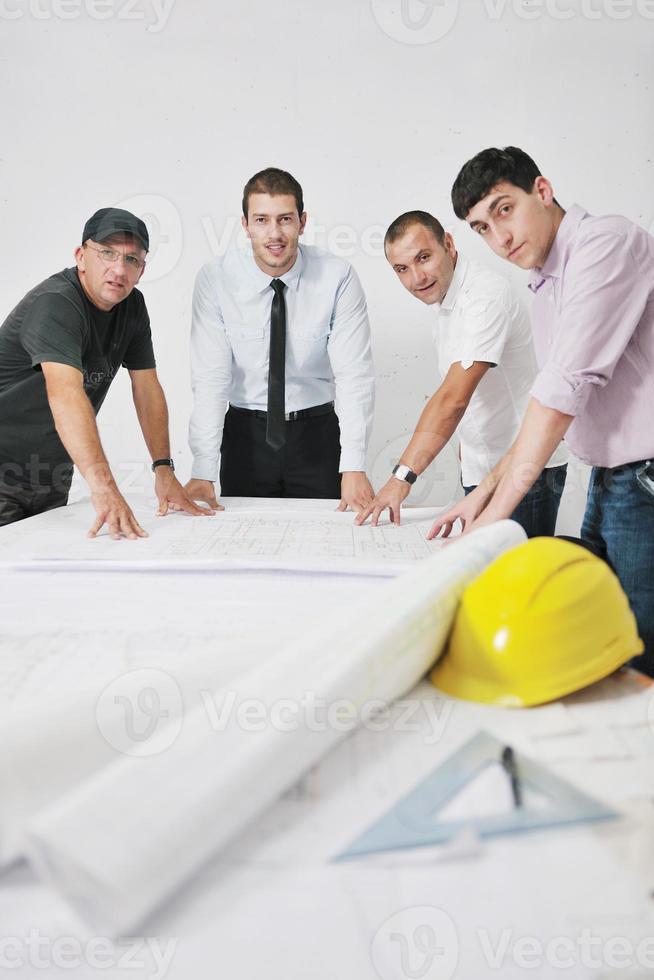 equipe de arquitetos no canteiro de obras foto